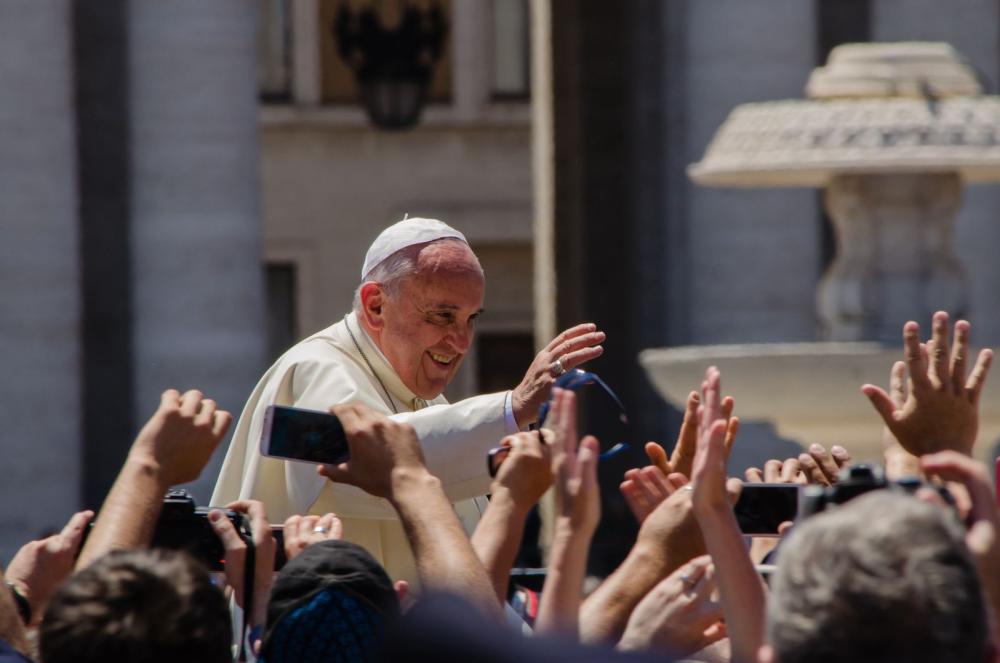 Papa Francesco al suo infermiere: "Grazie per avermi riportato in piazza"